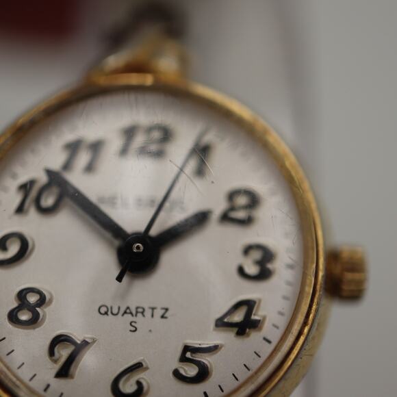 Vintage Helbros Round Gold Tone Cocktail 20mm Watch Silver Stretch w New Battery - Picture 12 of 13
